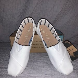 ALL WHITE TOMS